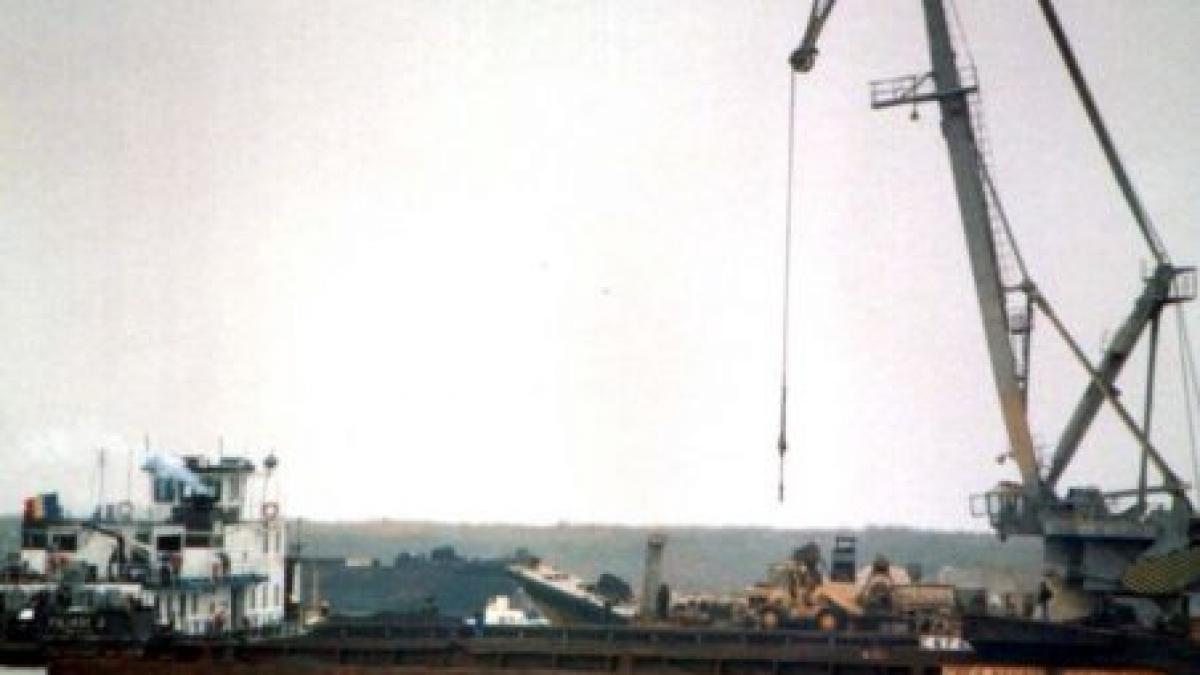 un convoi de barje incarcate cu cereale a esuat pe dunare in apropiere de calafat