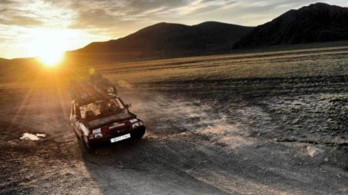 cu dacia pana n mongolia trei romani in raliul vietii lor mai avem cateva zile pana in ulan bator