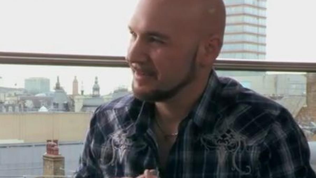 el e barbatul cu cea mai impunatoare voce din lume poate canta note din zece octave