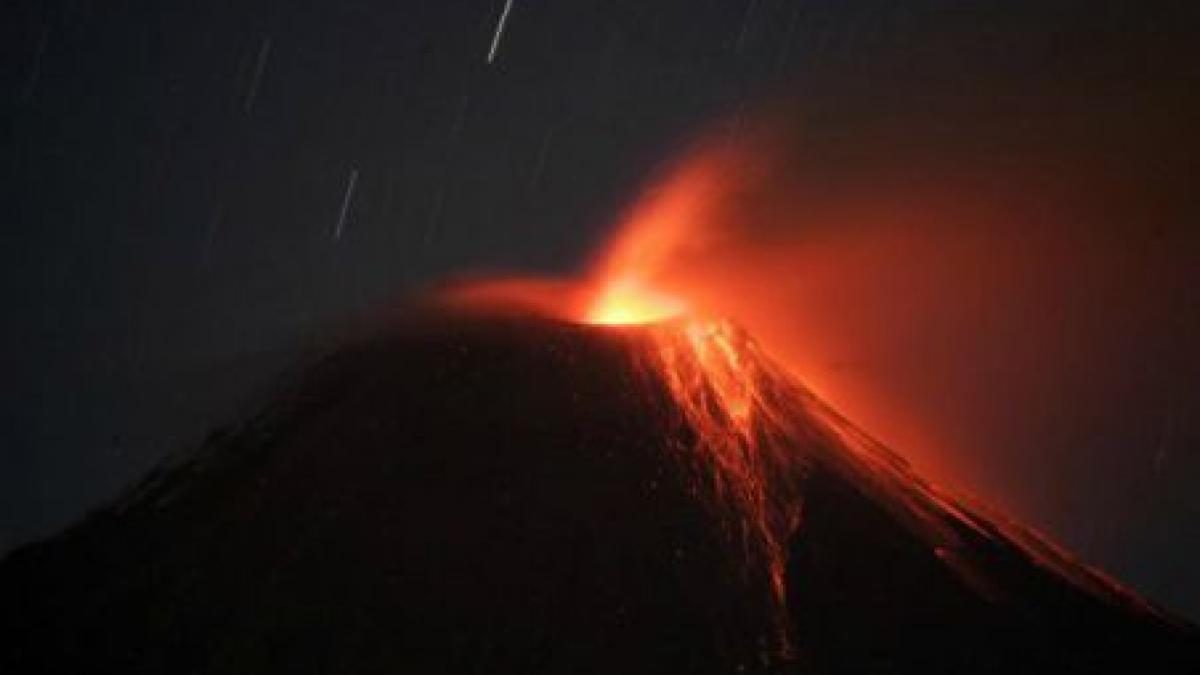 un vulcan din ecuador a erupt sute de oameni au fost evacuati iar recoltele distruse