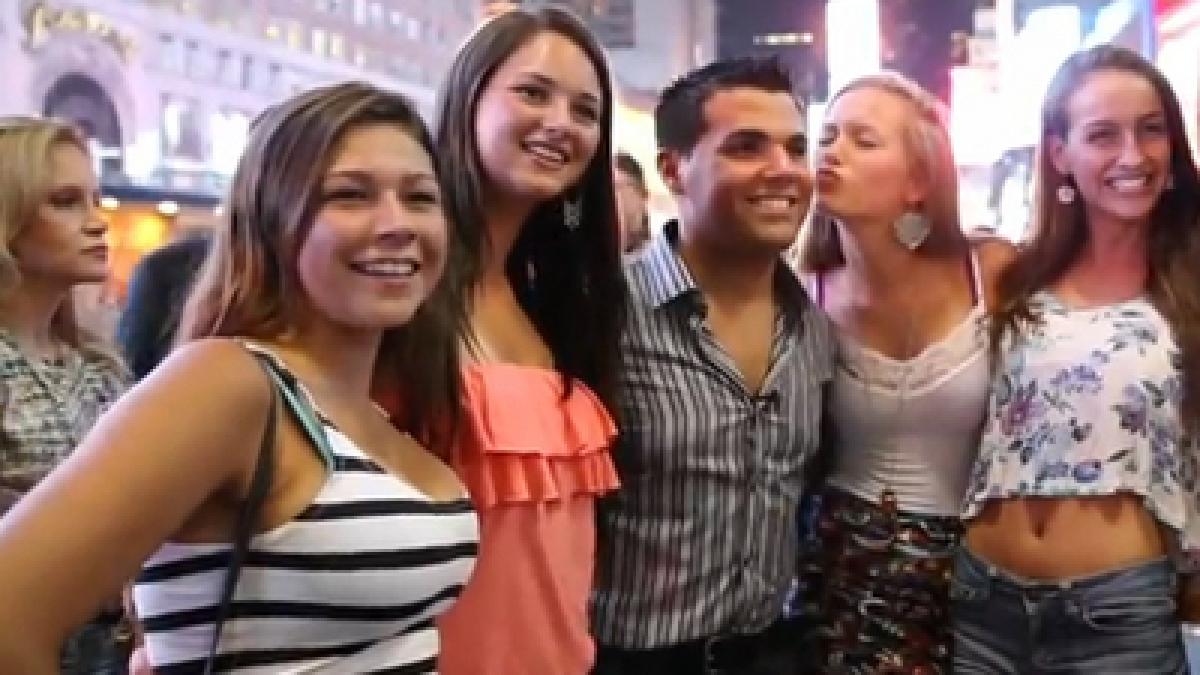 a devenit celebru in 15 minute cum a reusit un tanar din new york sa convinga sute de oameni ca e