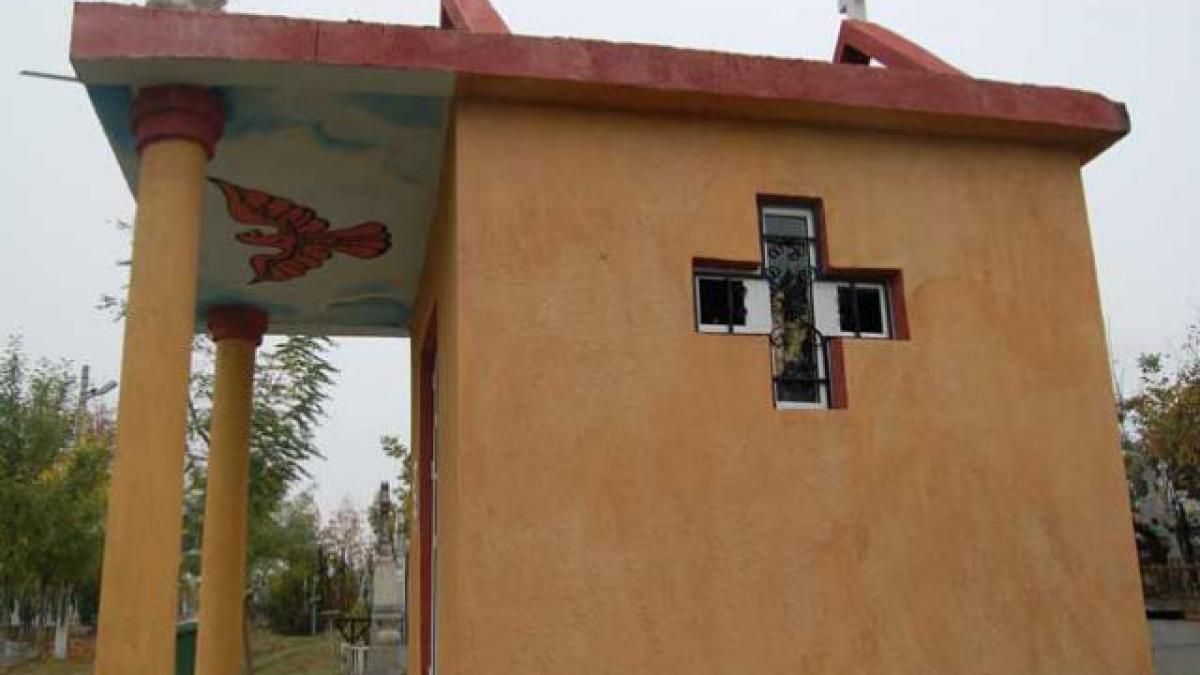 cadavru descompus expus in vitrina unui cavou din iasi