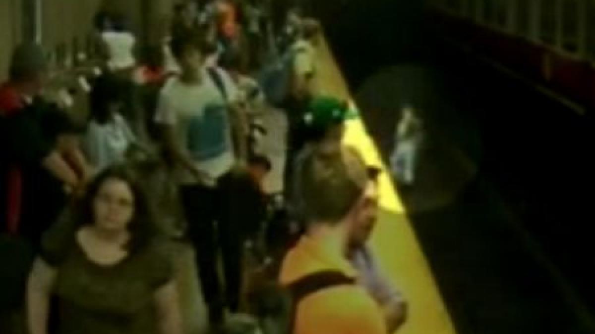 imagini groaznice la metrou ce pateste o mama care isi tinea copilul in brate