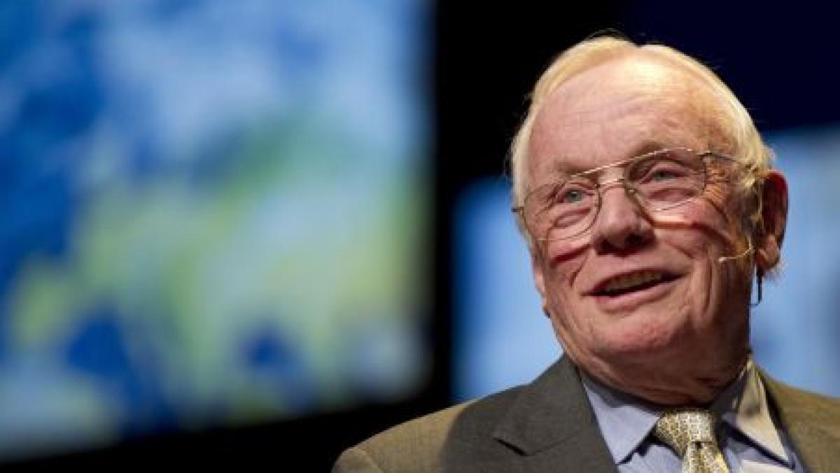 a murit neil armstrong primul om care a pasit pe luna s a stins din viata la 82 ani