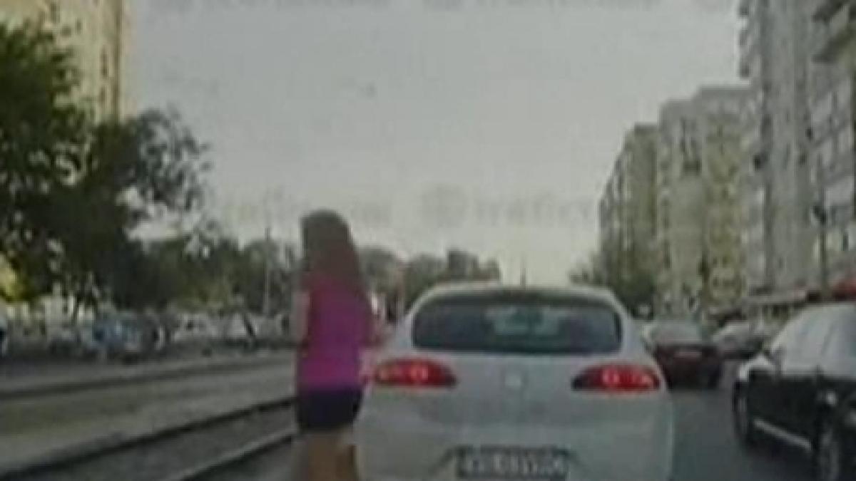 imagini socante o tanara care traversa strada neregulamentar a fost lovita in plin de un tramvai