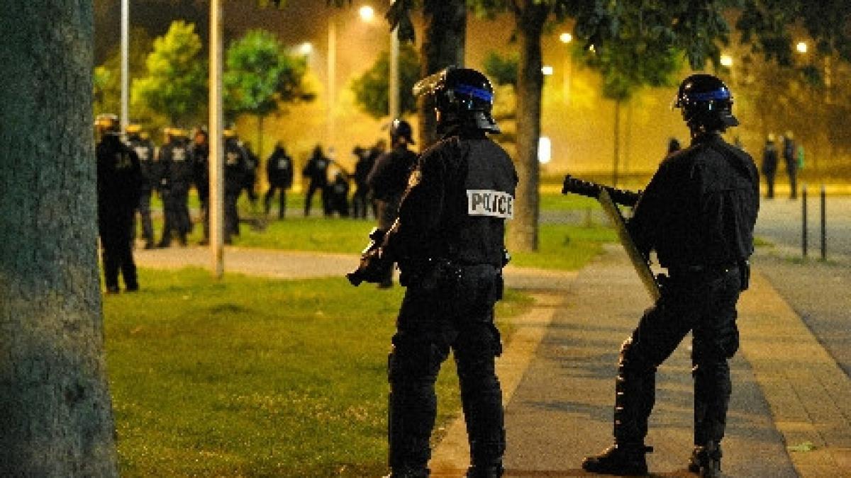 paris doi politisti au fost raniti in cursul unor confruntari armate in cartierul grande borne