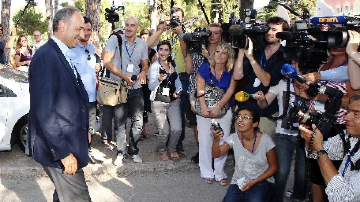 franta secretarul general al ump si a anuntat candidatura la presedintia formatiunii