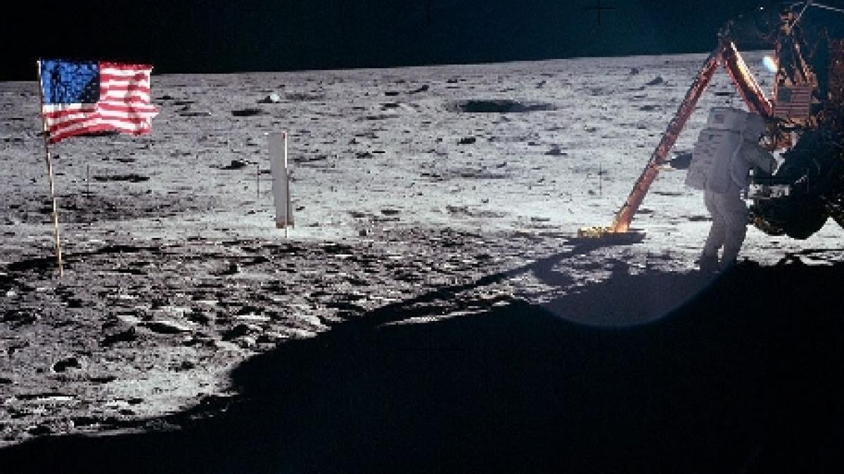 neil armstrong a fost primul om care a calcat pe luna vezi aici inregistrarea momentului istoric