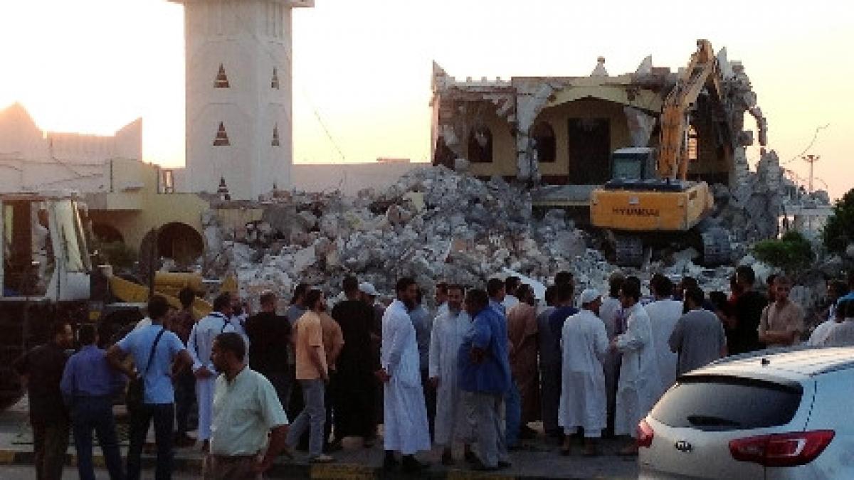tripoli islamistii radicali au intrat cu buldozerul intr un mausoleu al unui sfant musulman