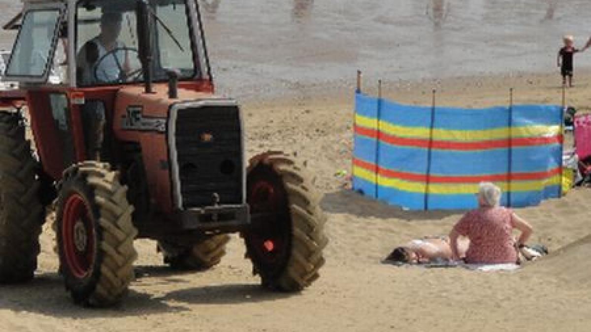 puteau sa fie striviti de tractor chiar in timp ce se relaxau la plaja mamele si au tras speriate
