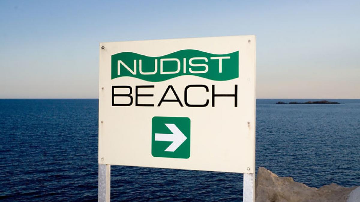 a tras cu ochiul unde nu trebuia crima violenta in apropierea unei plaje de nudisti