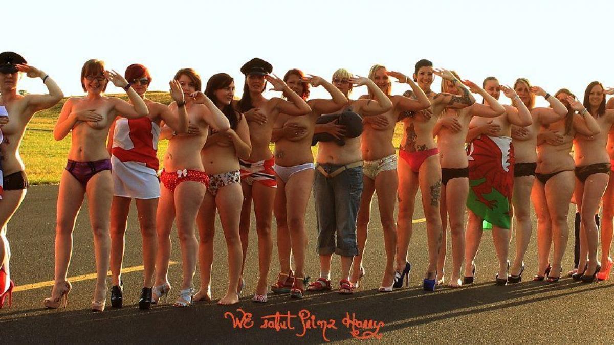 goi pusca pentru printul harry sute de oameni se dezbraca in sprijinul printului si posteaza pozele