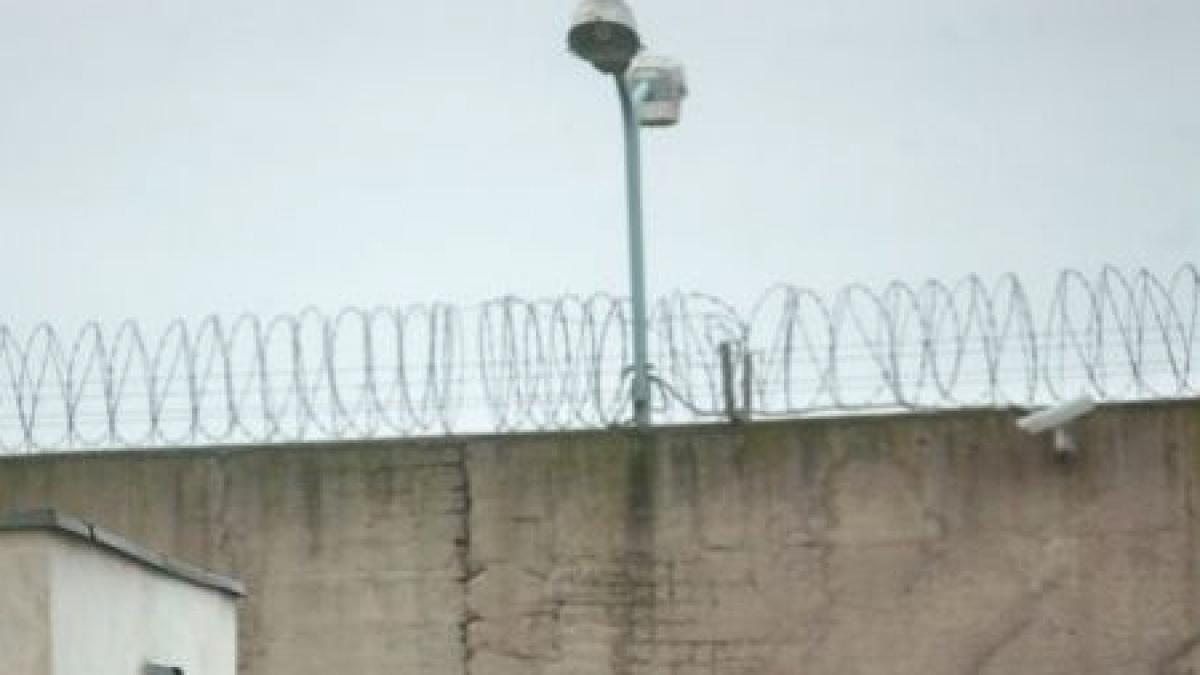 un detinut de la penitenciarul bacau a evadat in timp ce sapa santuri