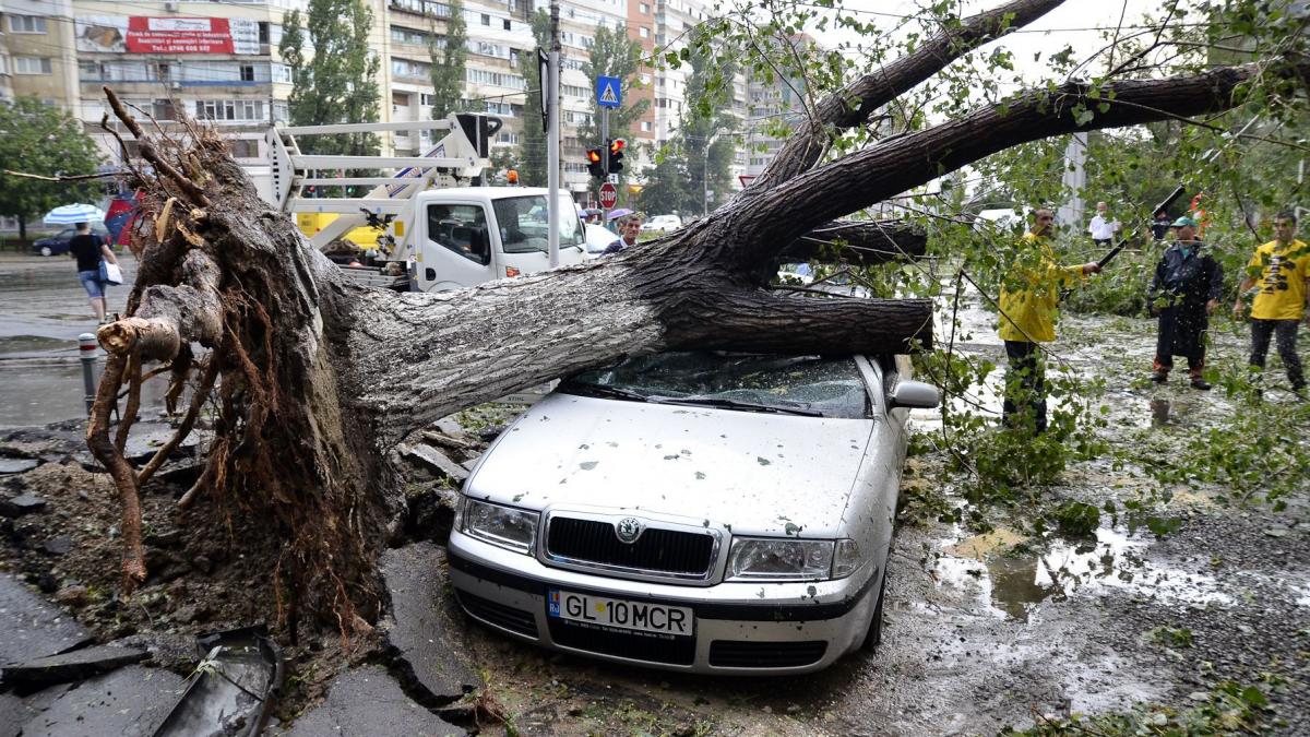 vijeliile au facut ravagii in romania apele au ajuns la un metru pe strazi traficul a fost complet