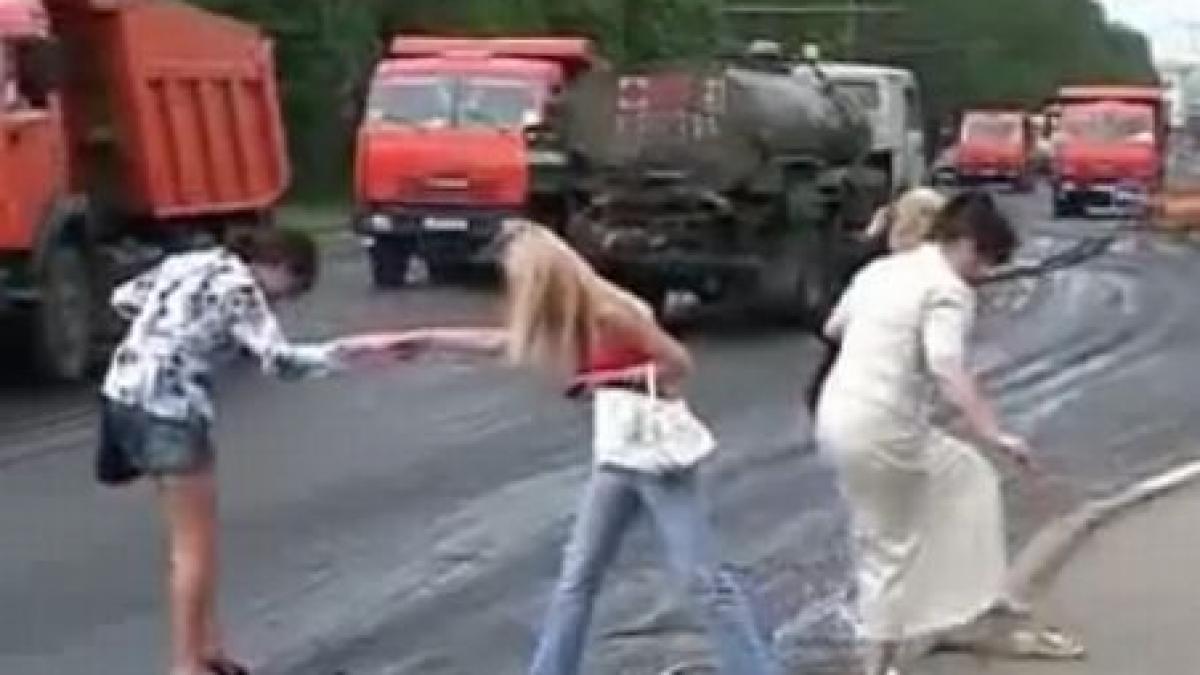 imagini socant de amuzante zeci de oameni au ramas lipiti pe o strada proaspat asfaltata