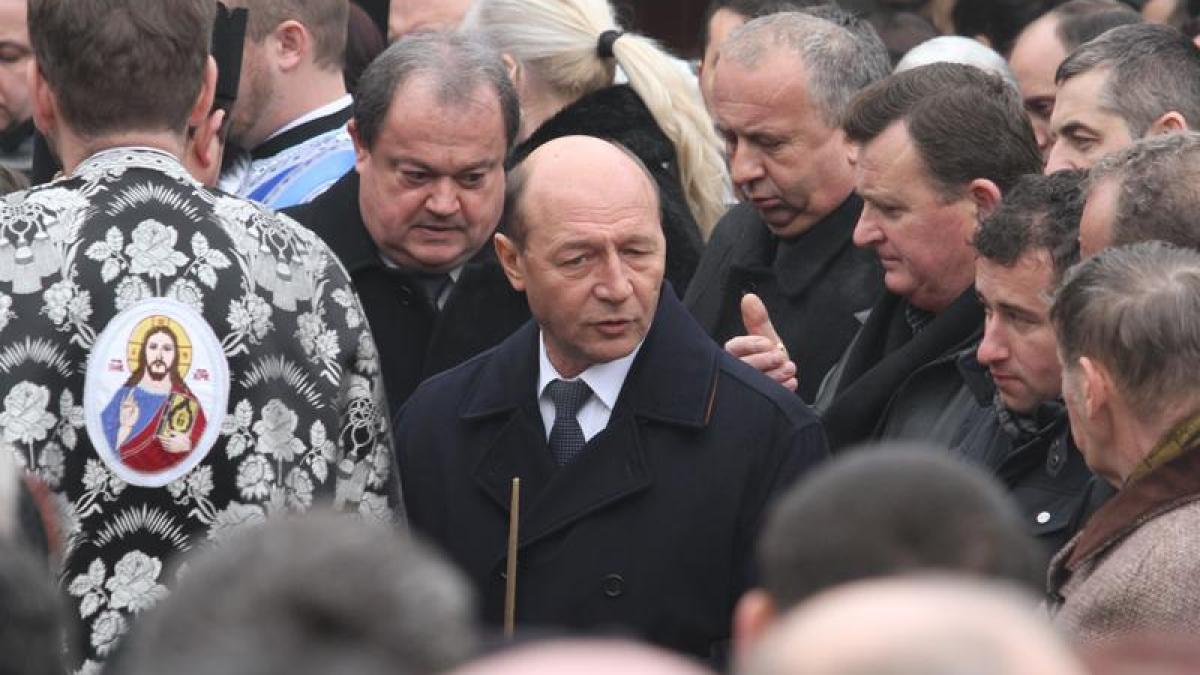 basescu udrea blaga boureanu oltean si restul liderilor pdl sunt prezenti la funeriliile sotiei lui