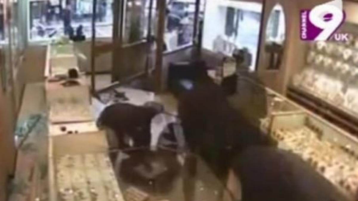 O bandă de români ar fi jefuit într-un minut un magazin de bijuterii, la Londra. Cu ce pradă au fugit hoţii