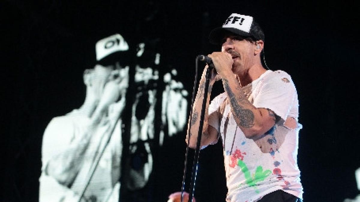 peste 45 000 de fani la concertul red hot chilli peppers