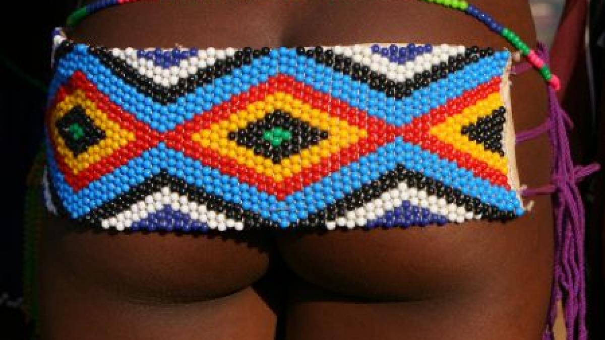 mii de adolescente virgine au dansat in fata lui are 12 sotii si isi mai poate alege inca una