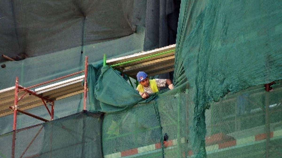 muncitor ranit grav la palatul parlamentului a cazut de la 4 metri inaltime