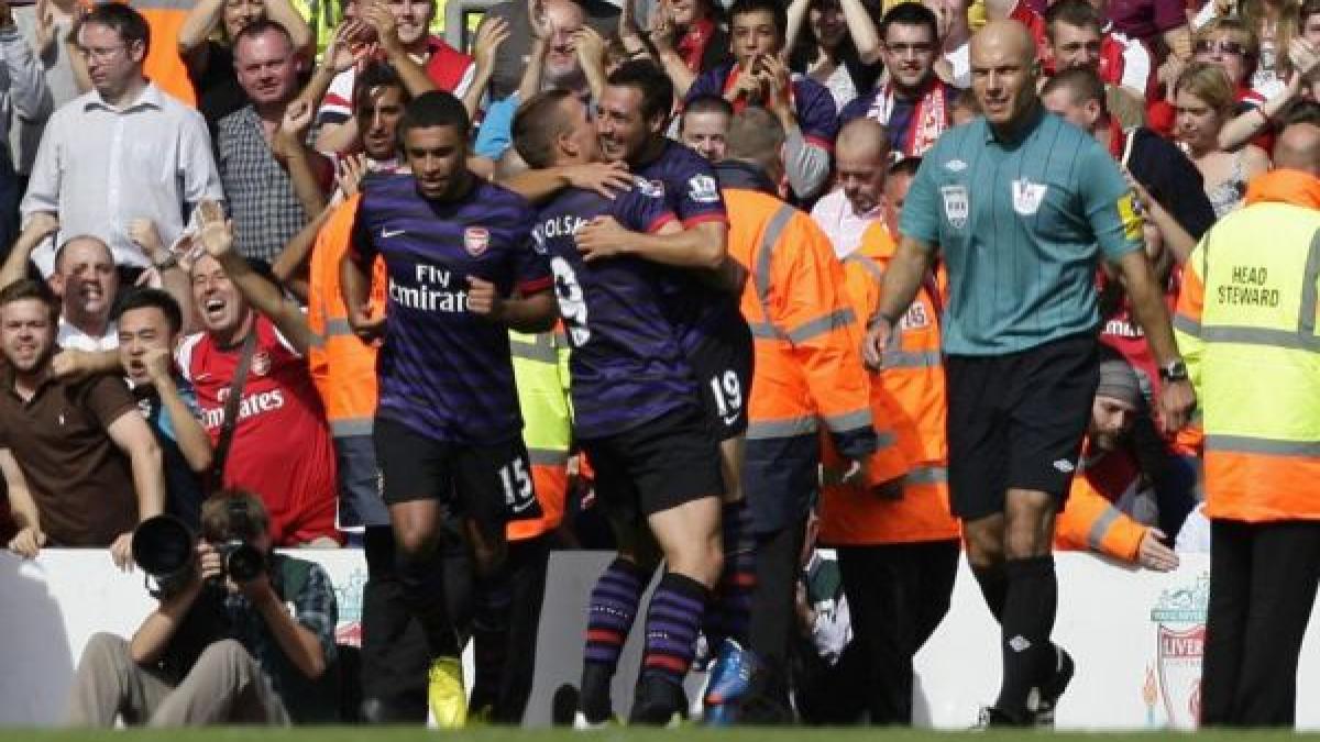 premier league arsenal castiga la liverpool van persie hattrick pentru man united