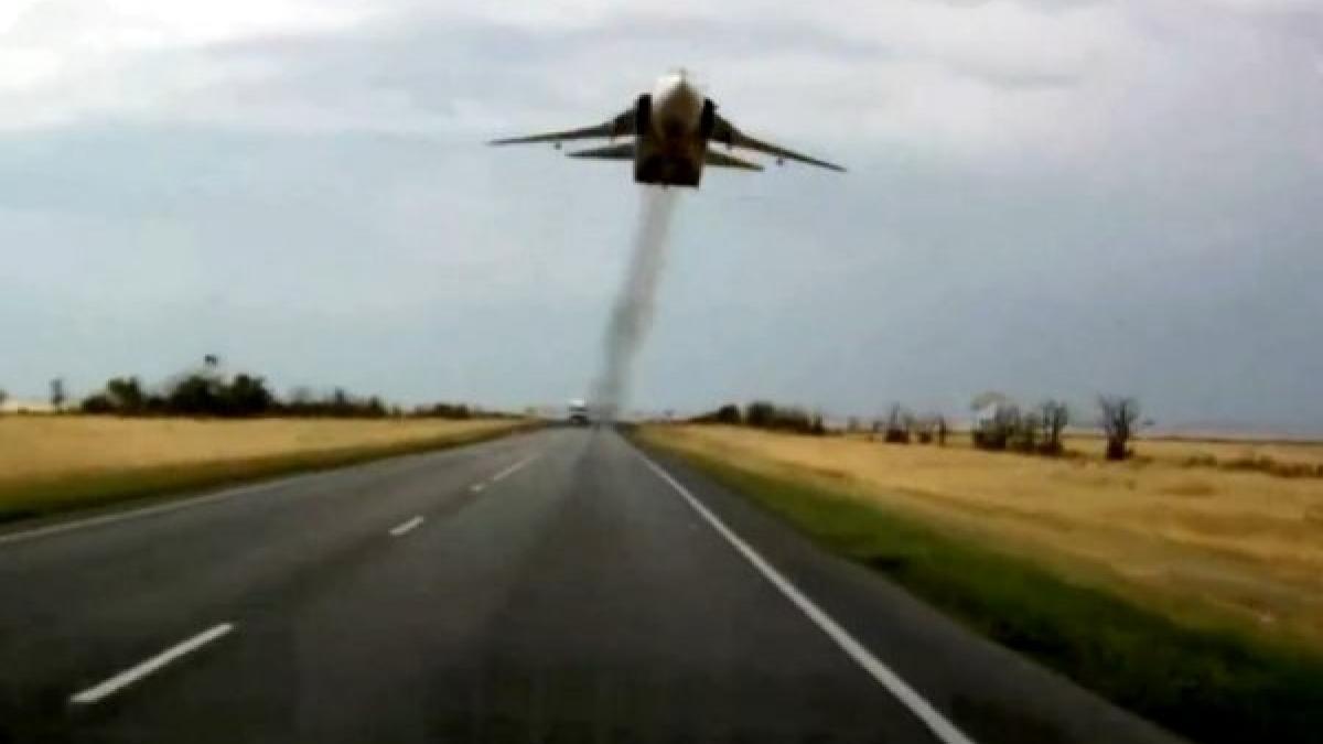 show aviatic inedit deasupra unei autostrazi din rusia