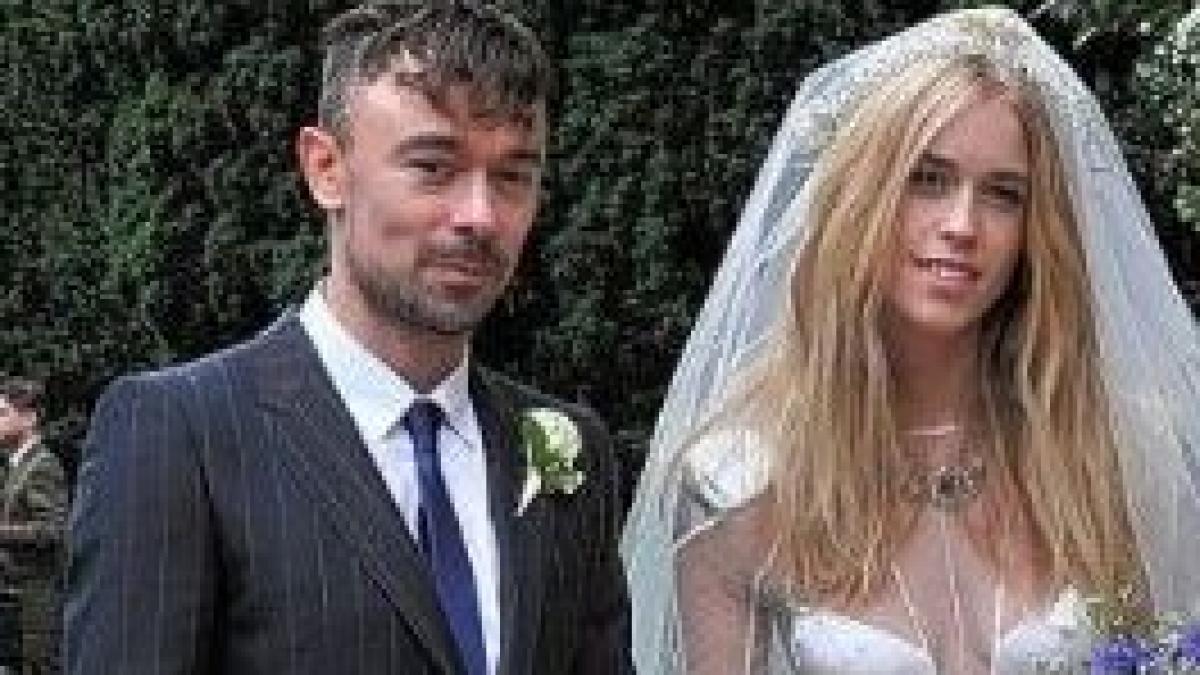 designerul si a cam batut joc de ea rochia de mireasa care vine la pachet cu o epilare inghinala