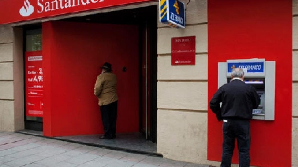 retrageri record in spania spaniolii au retras 75 miliarde euro din banci in iulie