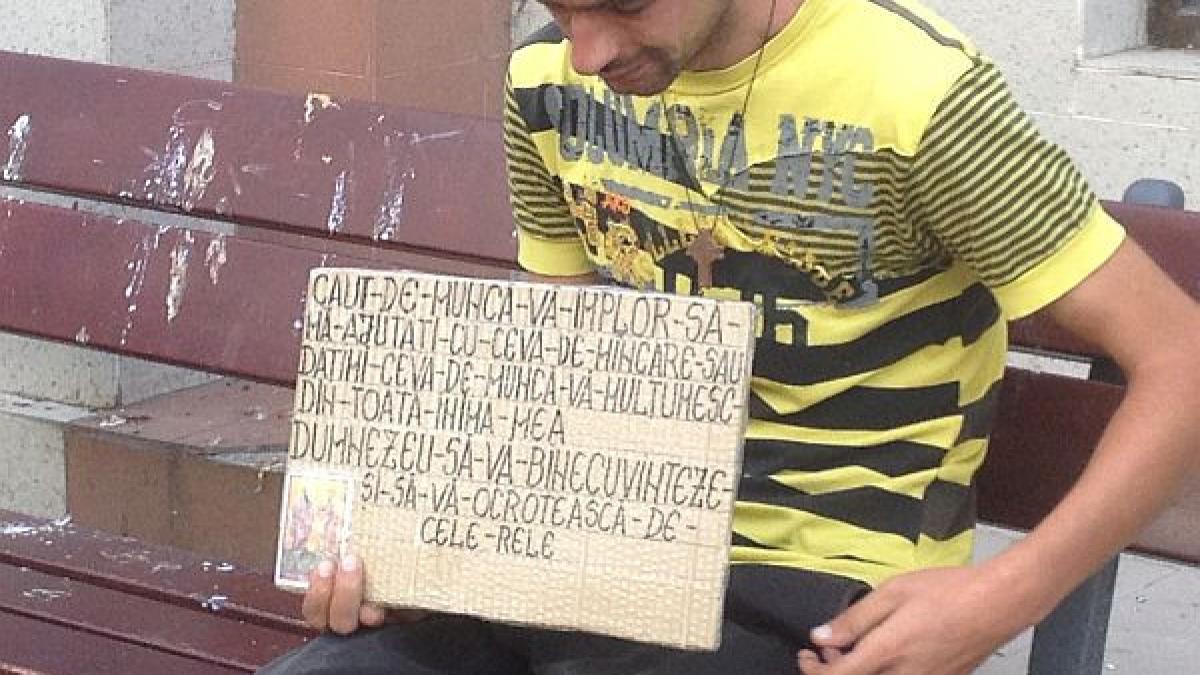 vine in fiecare zi de la 30 de km in piata victoriei pentru a cersi de munca share pentru a l ajuta