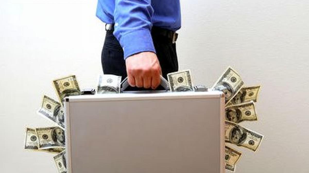 a gasit o geanta cu 20 000 de lei si a inapoiat o proprietarului