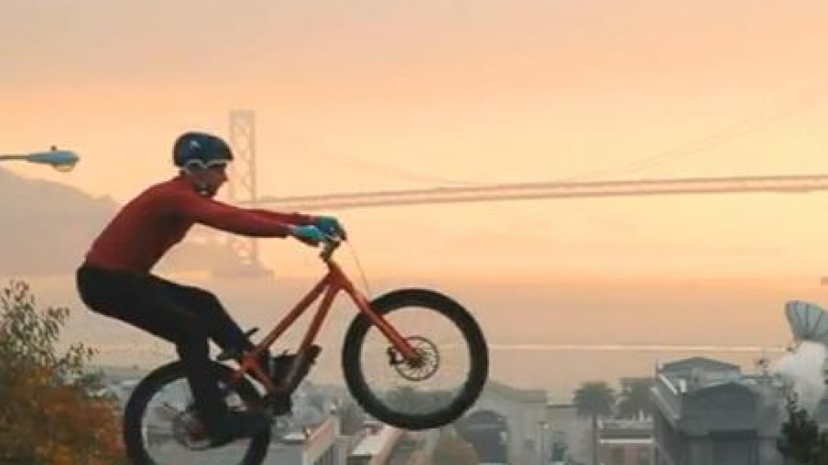 banalul mers pe bicicleta ridicat la rang de arta vezi aici cascadorii de exceptie