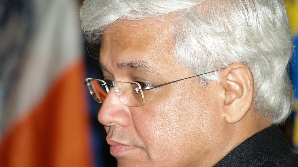 un faimos scriitor indian jignit de consulul roman de la new york cum s a terminat scandalul