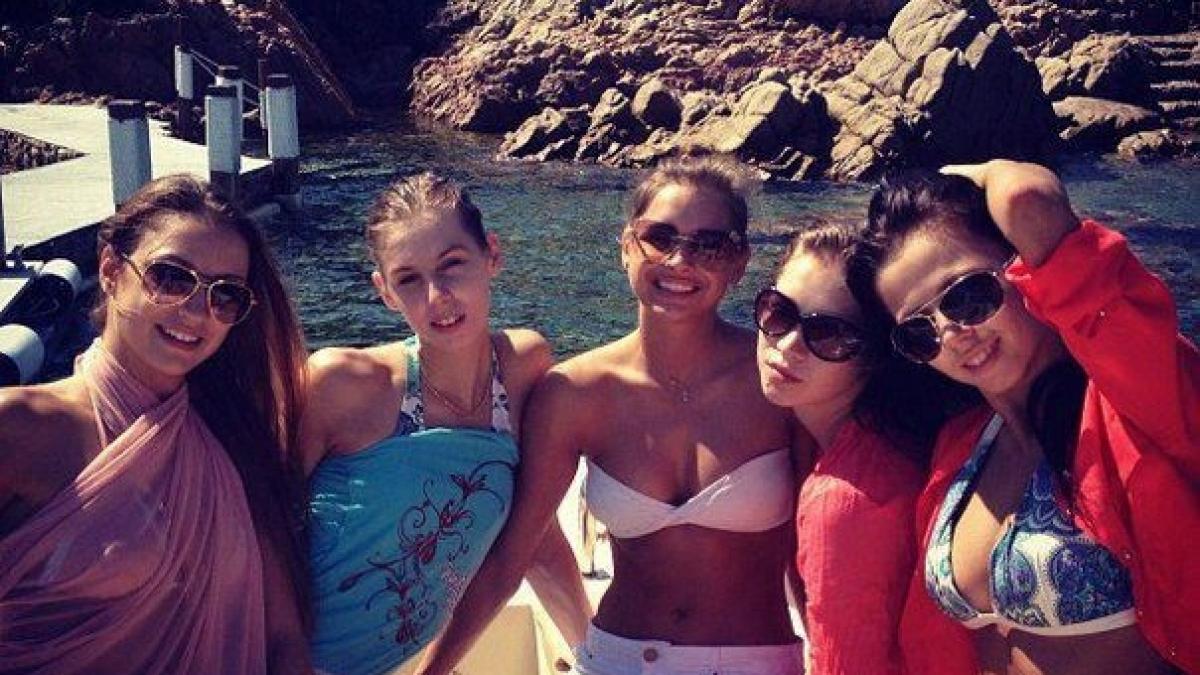 la fetele astea s au uitat 3 miliarde de oameni dar daca ar trece pe langa tine nu le ai mai