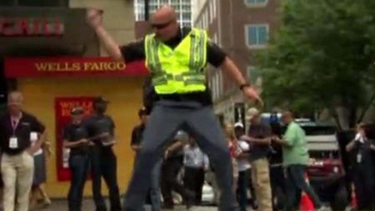 probabil cel mai simpatic politist ce face el amuza pe toata lumea