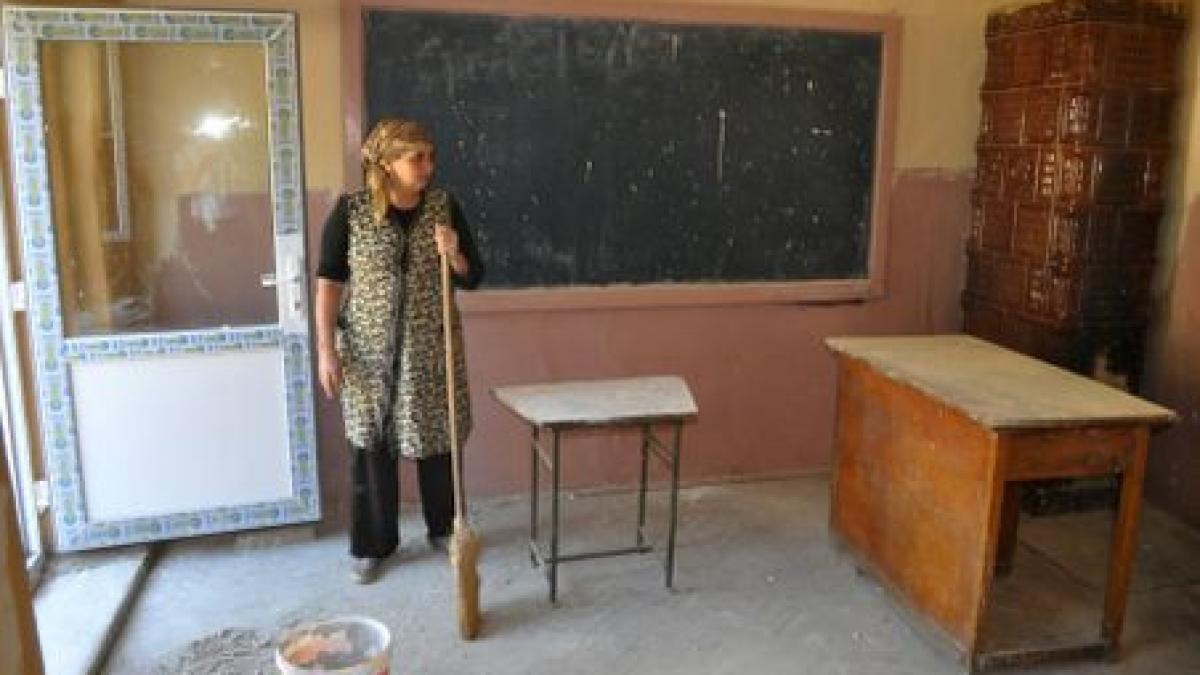 wc uri fara apa curenta si bucati de lemn pe post de pereti imaginea scolilor la inceput de an