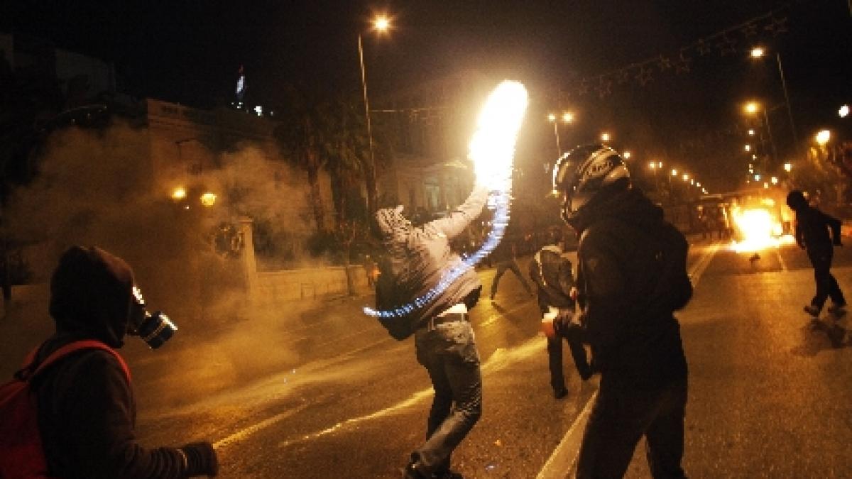 conflicte puternice intre neonazisti si politia greaca vom conduce asaltul cand va fi necesar