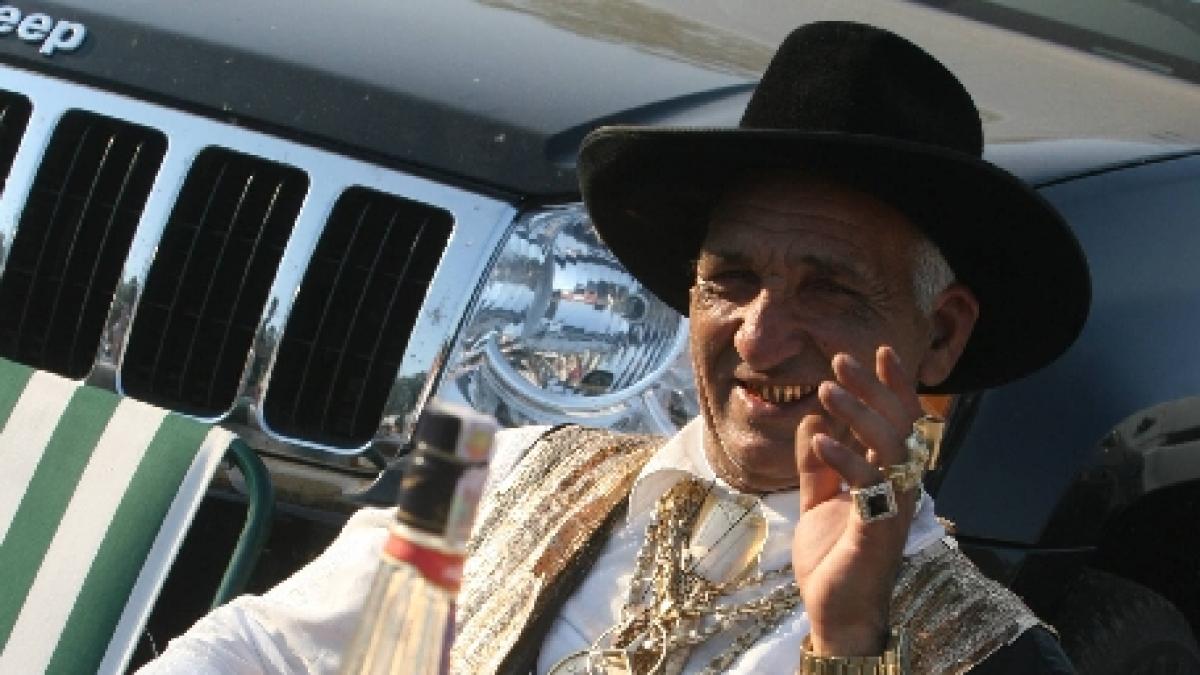 ziua nationala a romilor peste 3 000 de romi s au adunat la costesti pentru a marca momentul