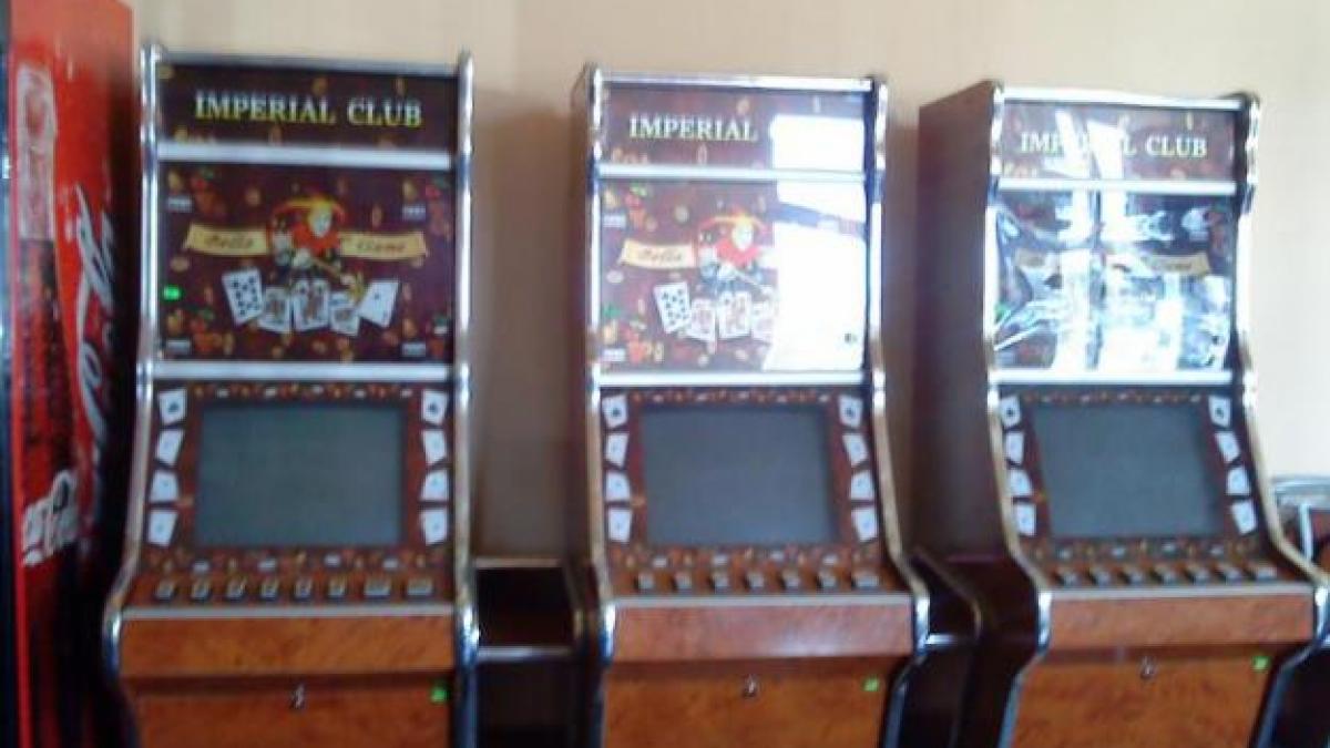 suceava un barbat a pierdut bani la pacanele asa ca s a intors cu toporul si a distrus aparatele