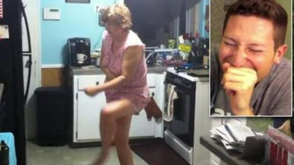 si a filmat mama somnambula si a facut o vedeta pe internet reactia femeii la vederea filmuletului