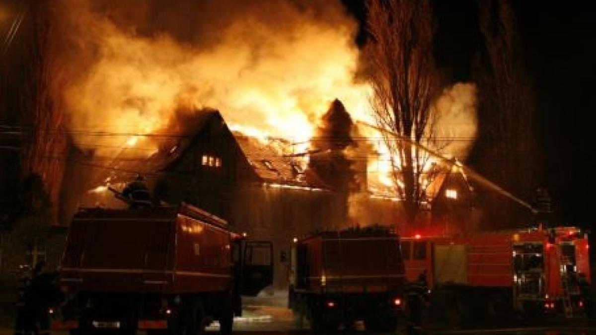 tragedie in statiunea mamaia o femeie a murit intr un incendiu care a curpins sapte magazine