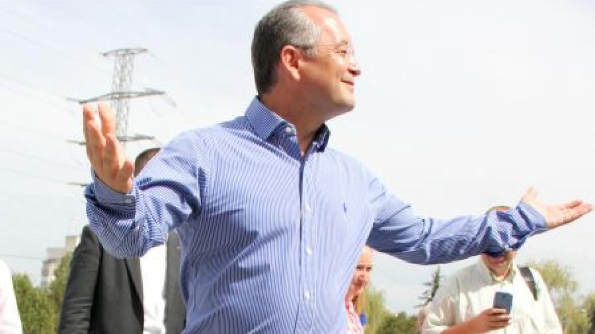 ce facea emil boc in timp ce taia salariile si pensiile din cauza crizei economice