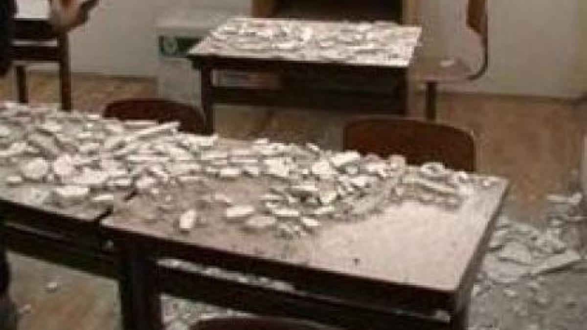 cinci decenii au transformat aceasta scoala intr o ruina cu ce se vor confrunta 400 de elevi la