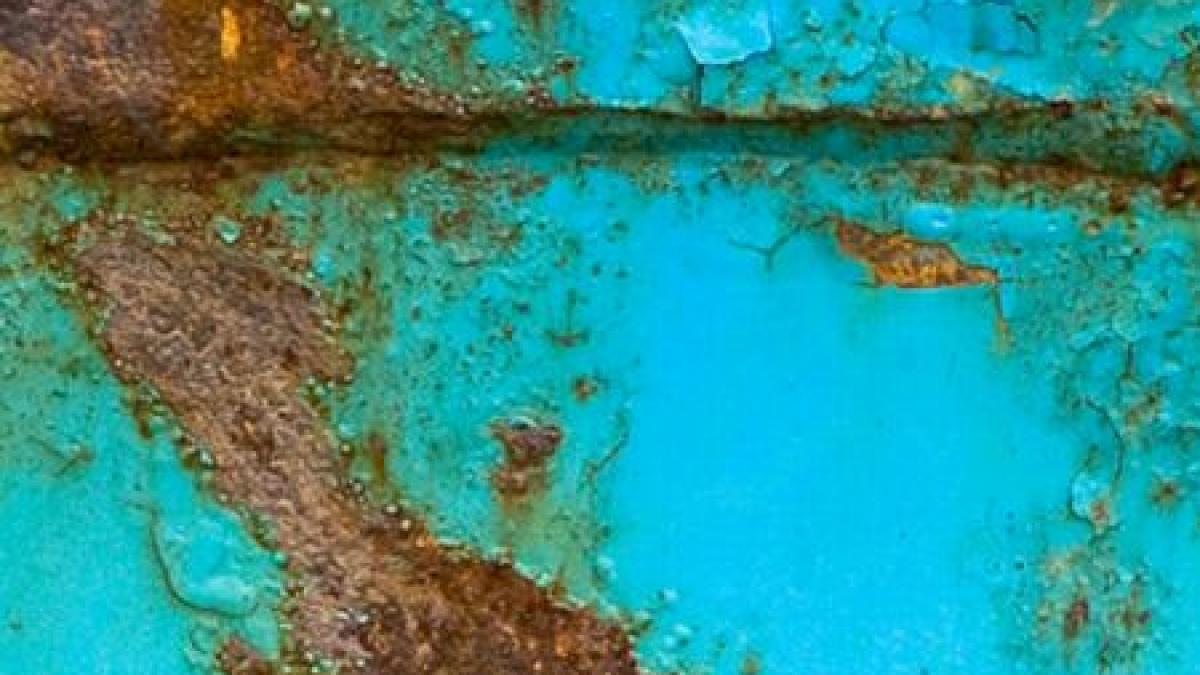 efectele crizei din grecia sute de masini de lux ruginesc in depozite agentia care le scotea la