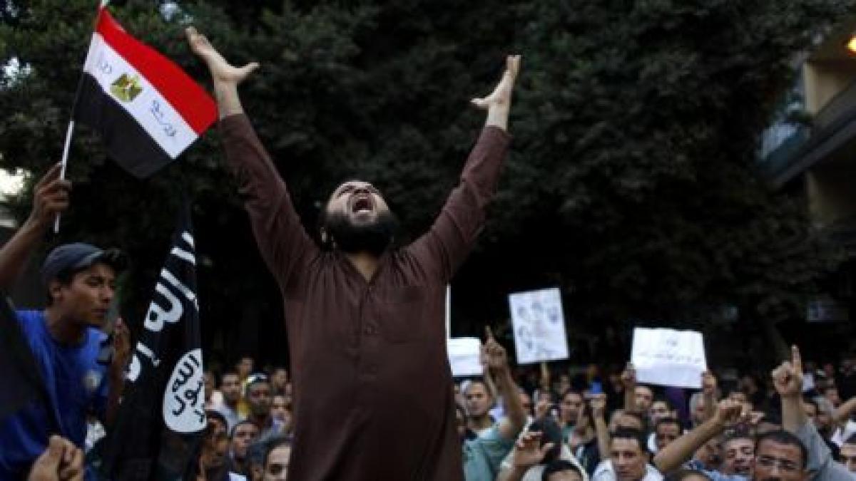 ciocniri dure intre manifestanti si politie in fata ambasadei sua la cairo