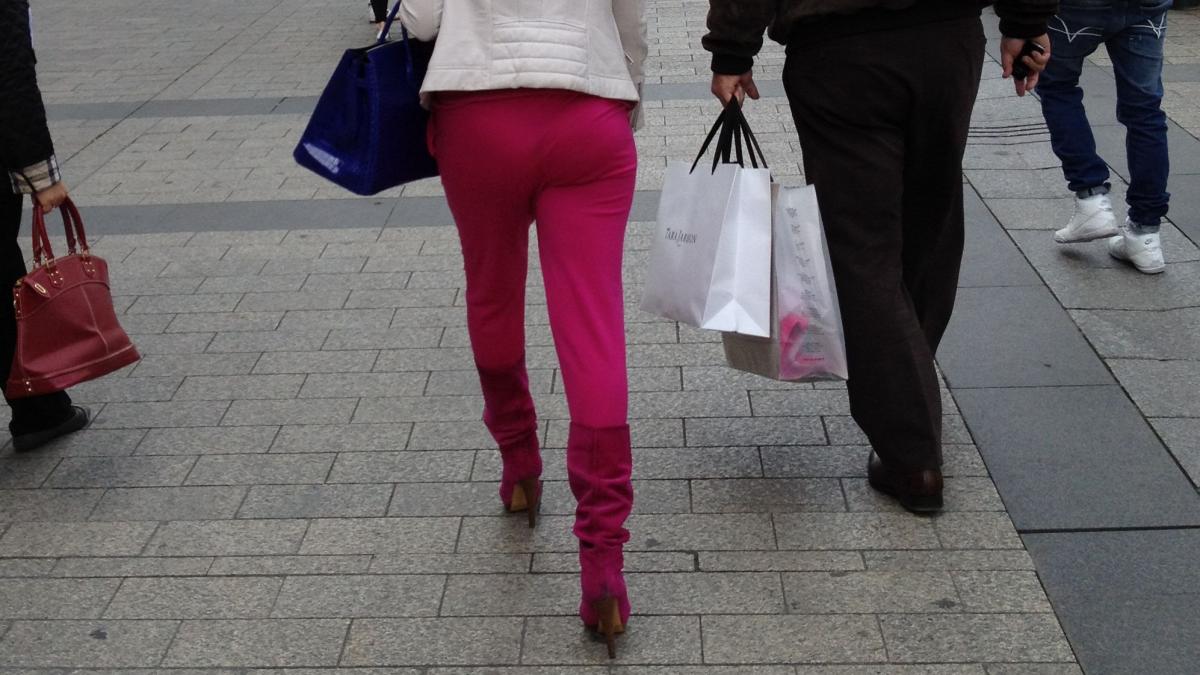 o recunoasteti de la spate ea dadea cu cardul cocos cara plasele la shopping pe champs elysees