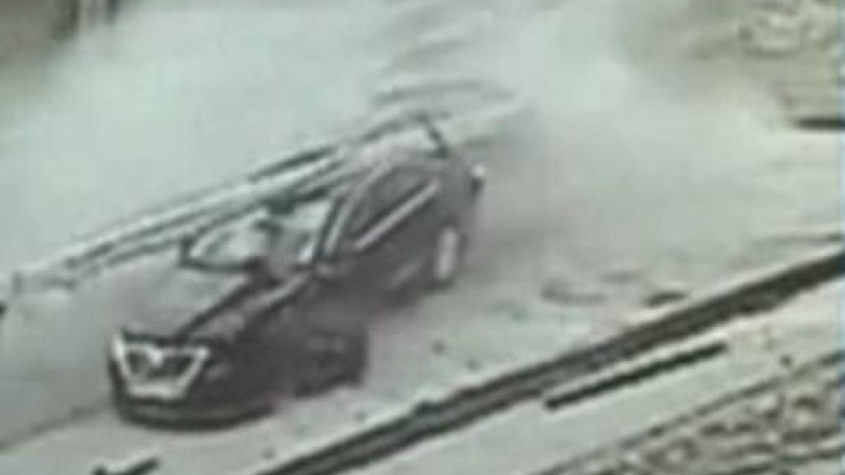 accident spectaculos in targu jiu o masina s a infipt intr un stalp de electricitate