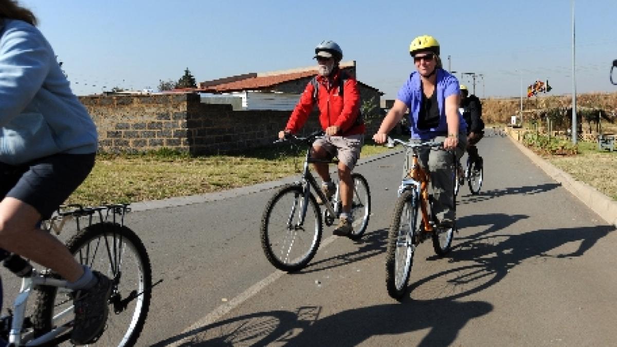 doar in romania mai multi turisti care fac turul europei pe biciclete au fost atacati de romi