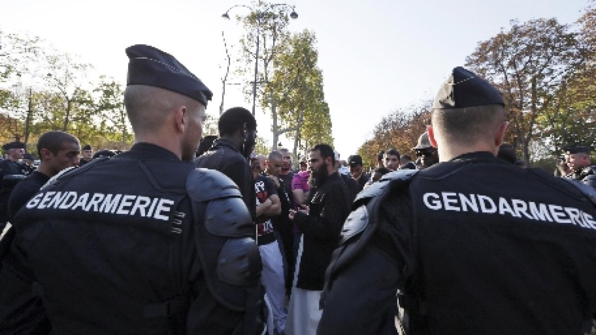 aproximativ 150 de persoane retinute in urma unui miting neautorizat la ambasada americana din paris