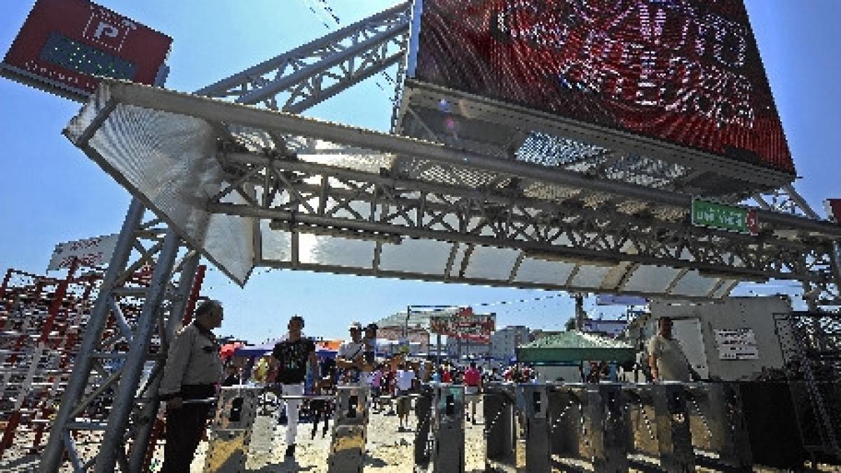 politistii efectueaza controale la societatile comerciale din targul auto vitan