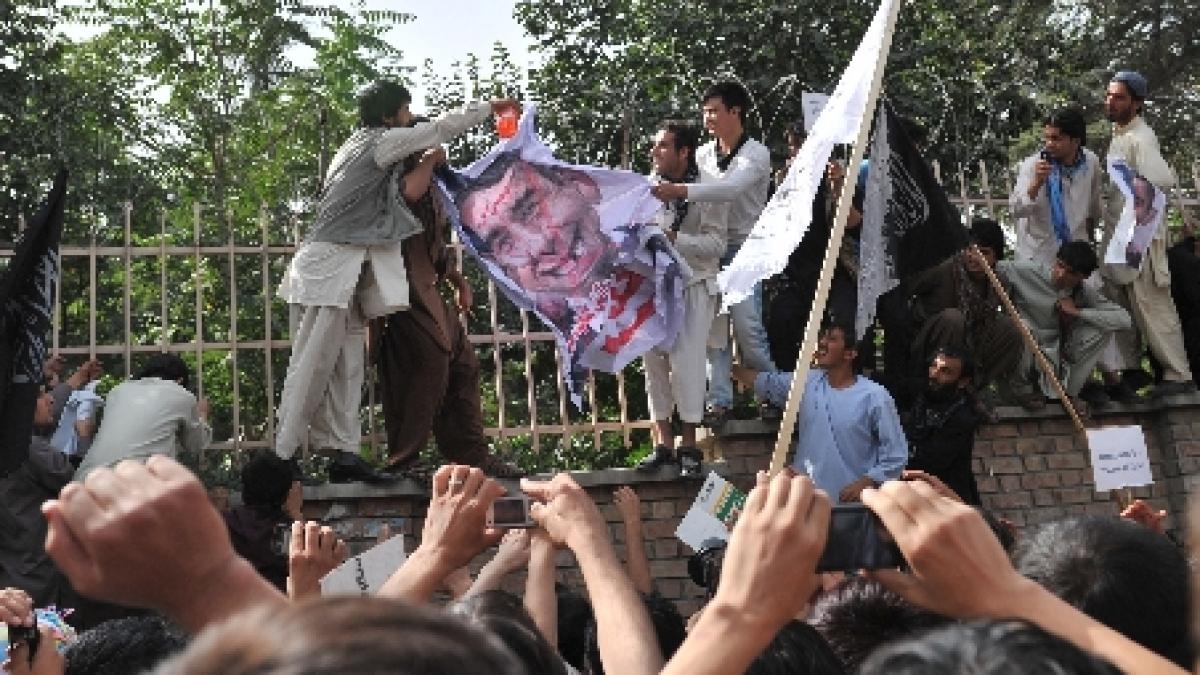 demonstratie violenta in afganistan impotriva unui film antiislam masini incendiate langa baze nato